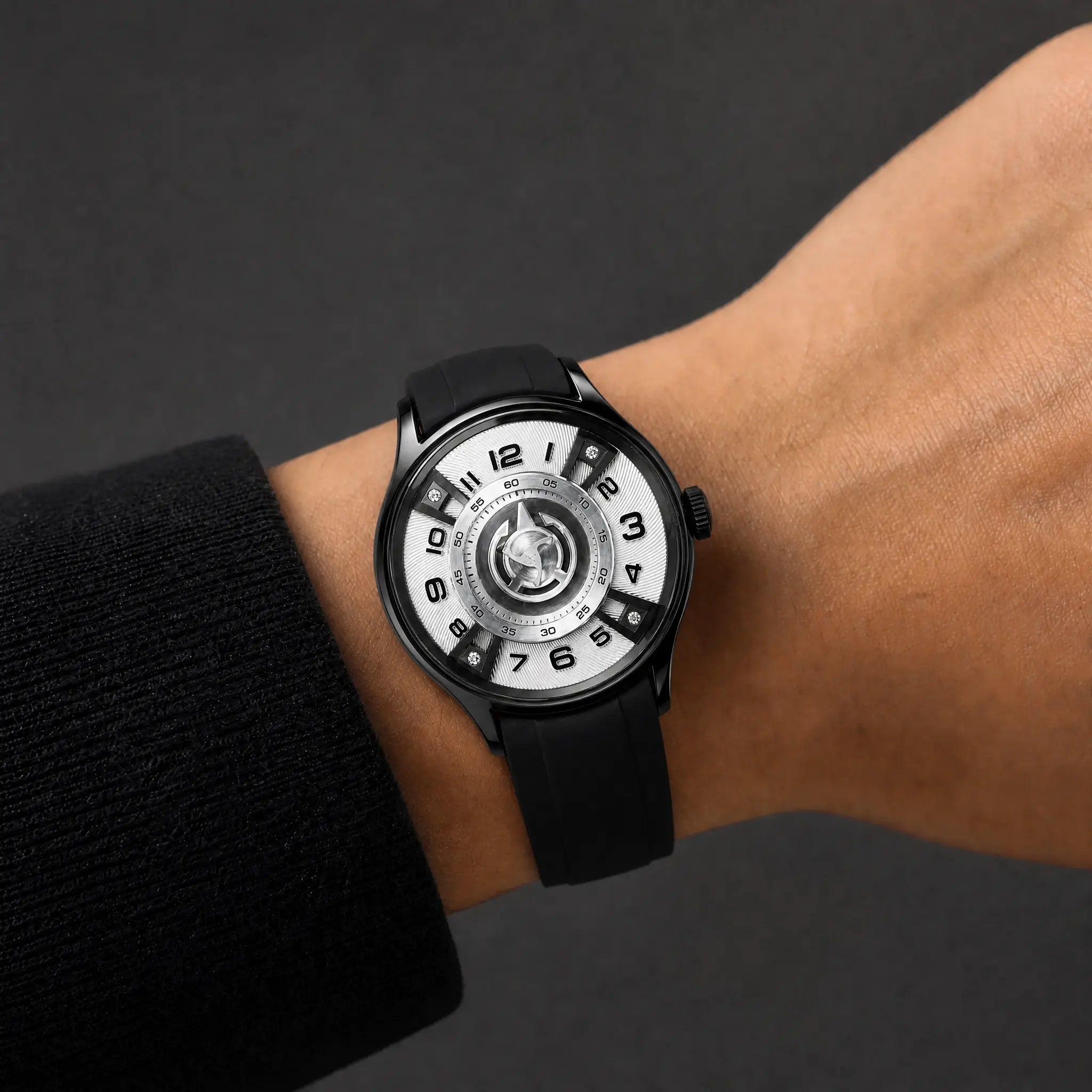 HORAE V Vantage Axial Argent watch worn on wrist