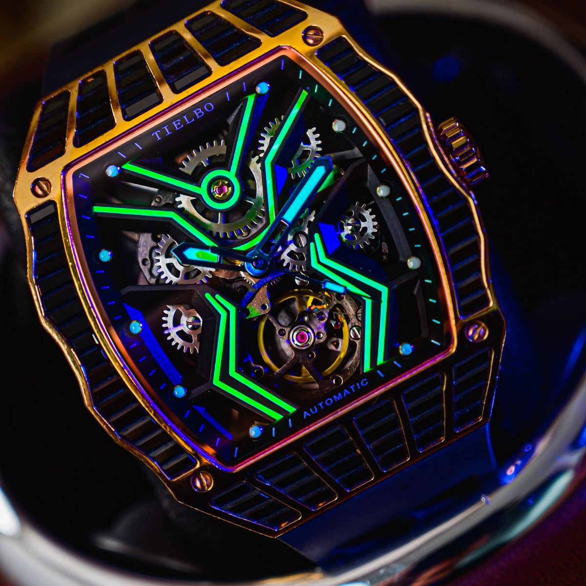 Luminous Details Keep the Dial Expressive After Dark